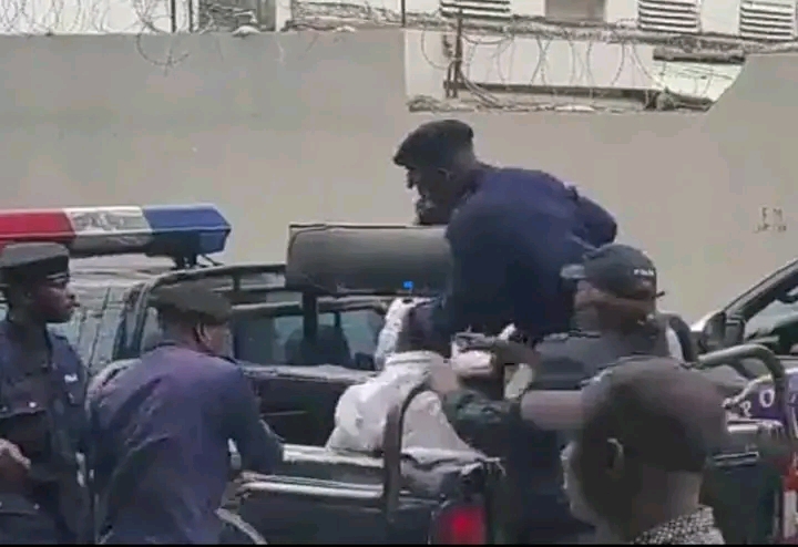 Marche des médecins à Kinshasa: « La police a enregistré 2 blessés légers de ses éléments… 2 autres blessés légers ont été enregistrés dans les rangs des médecins » ( Bilan de la Police)