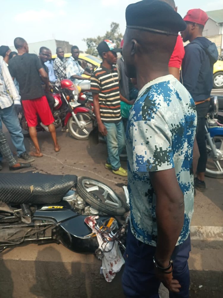 Kinshasa : Disputant avec sa femme sur la moto, un motocycliste se jette sur un camion-benne pour mettre fin à leurs vies