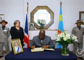 Décès de la Reine Elizabeth II : Le Président Félix Tshisekedi signe le registre de condoléances ouvert en sa mémoire