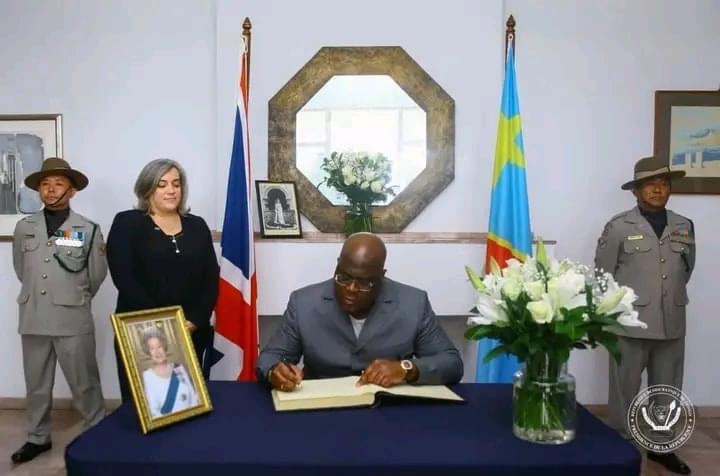 Décès de la Reine Elizabeth II : Le Président Félix Tshisekedi signe le registre de condoléances ouvert en sa mémoire