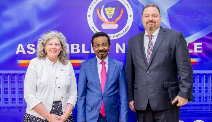 Assemblée Nationale : Mboso échange avec Stéphanie Miley sur le budget de 1 milliards de dollars affectés au nouveau cycle de la coopération RDC-USA