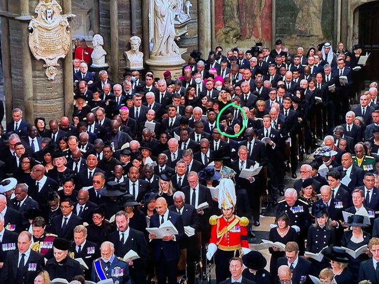 Obsèques de la reine Élisabeth II : Mboso Nkodia derrière Paul Kagame et devant le couple Macron