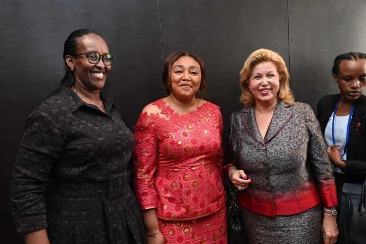Polémique autour de la photo de Denise Nyakeru et Jeannette Kagame: « Donc les Congolais voulaient que notre Première Dame, Denise Nyakeru, saute sur la femme de Kagame, le mordre et le chasse de la salle? » (Honoré Mvula)