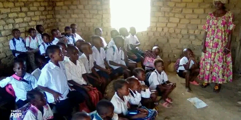 RDC/Maniema: Les élèves étudient à même le sol à l’EP Matapa à kindu