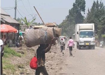 Rutshuru : La population du groupement Jomba trouve refuge en Ouganda suite aux accrochages entre les FARDC et le M23