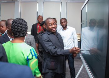 Kinshasa : Par l’entremise de son initiateur le ministre d’état , ministre de l’aménagement du territoire Guy Loando, la fondation WIDAL dote des matériels de sonorisation au comité de gestion de l’UNIKIN