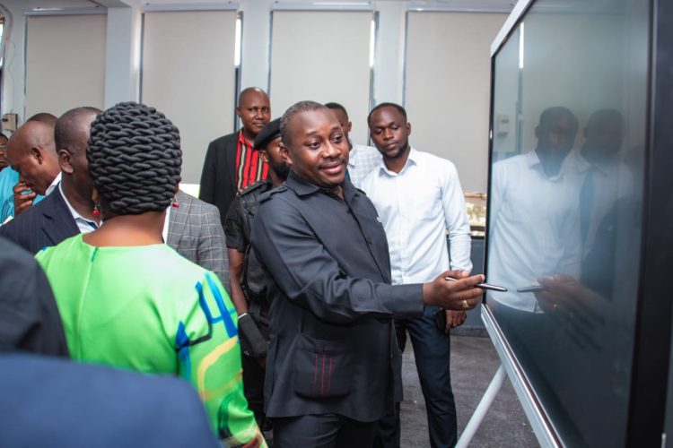 Kinshasa : Par l’entremise de son initiateur le ministre d’état , ministre de l’aménagement du territoire Guy Loando, la fondation WIDAL dote des matériels de sonorisation au comité de gestion de l’UNIKIN