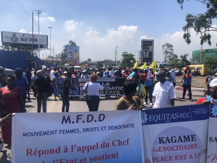 Guerre dans l’Est de la RDC : la Synergie confession religieuses organisations de la société civile débutent la marche devant le palais du peuple