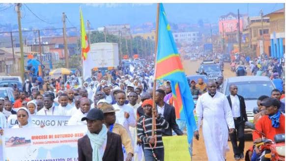 Nord-Kivu : Des fidèles de l’église catholiques de Butembo-beni inondent les rues et avenues pour dire non à l’insécurité et la balkanisation