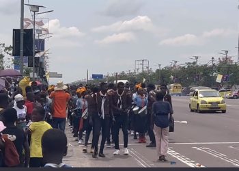 Arrivée pape François : Plusieurs milliers de fidèles catholiques convergent vers l’aéroport de ndjili ( situation 14:20)