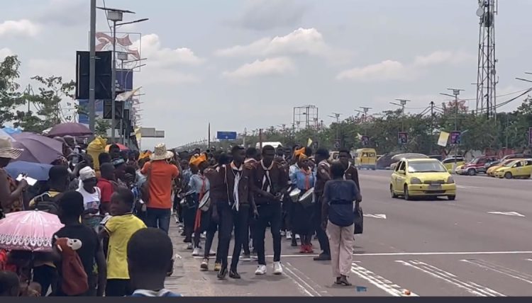 Arrivée pape François : Plusieurs milliers de fidèles catholiques convergent vers l’aéroport de ndjili ( situation 14:20)