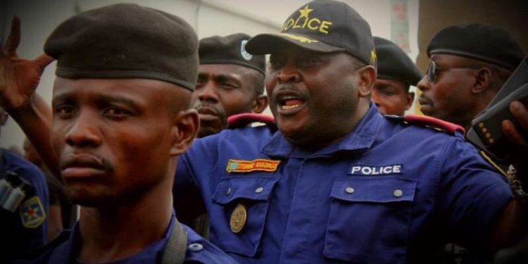 RDC/Kinshasa : Le commissaire provincial de la police suspend le commissaire supérieur Bonfeti Nzeseni de ses fonctions après la publication des ses images intimes