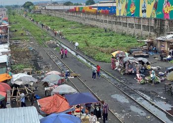Kinshasa : « La ville est encore sale », reconnaît le gouverneur Ngobila