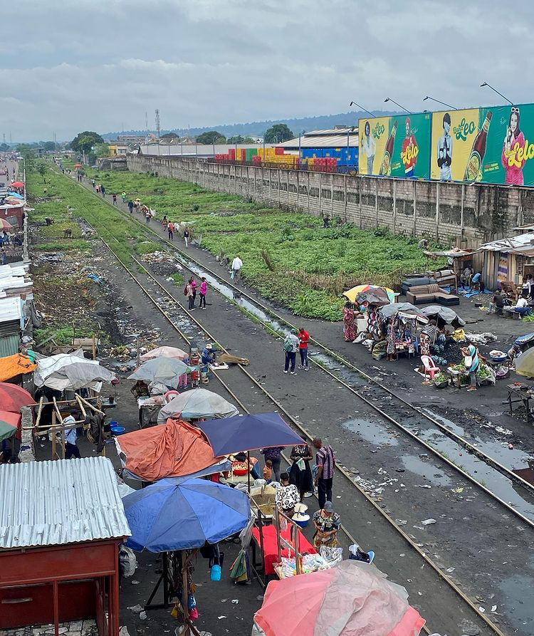 Kinshasa : « La ville est encore sale », reconnaît le gouverneur Ngobila