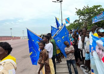 Visite papale en RDC : Les militants des plusieurs partis politiques hissent leurs drapeaux devant l’aéroport de Ndjili