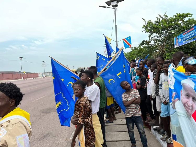 Visite papale en RDC : Les militants des plusieurs partis politiques hissent leurs drapeaux devant l’aéroport de Ndjili