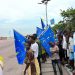 Visite papale en RDC : Les militants des plusieurs partis politiques hissent leurs drapeaux devant l’aéroport de Ndjili