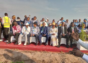 Messe papale à Kinshasa : lors de l’arrivée de Tshisekedi, Katumbi et Fayulu refusent de se lever ( Video)