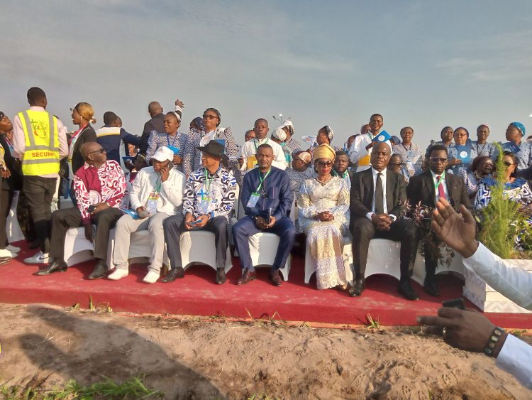 Messe papale à Kinshasa : lors de l’arrivée de Tshisekedi, Katumbi et Fayulu refusent de se lever ( Video)