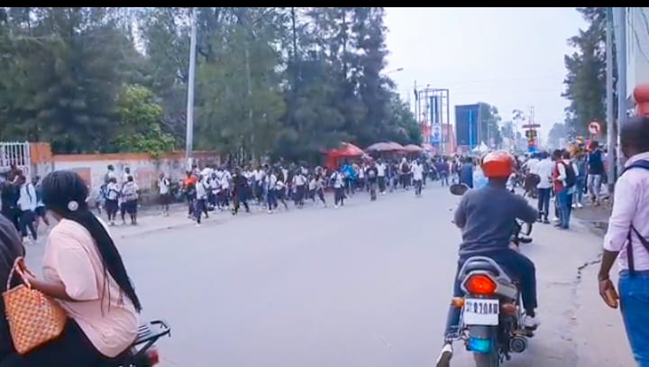 Nord-Kivu : Les élèves dans la rue pour exiger le retour de la paix et l’offensive des troupes de l’EAC au M23