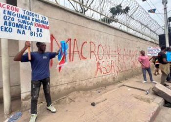 Macron en RDC : les congolais manifestent devant l’ambassade contre son arrivée !