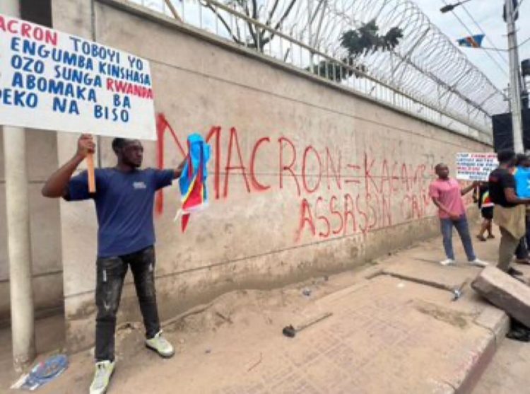 Macron en RDC : les congolais manifestent devant l’ambassade contre son arrivée !