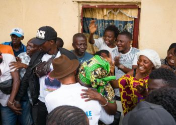 RDC : Moïse Katumbi visite maman Mayamba ( la mère de la star Tresor Mputu ) à ndjili !