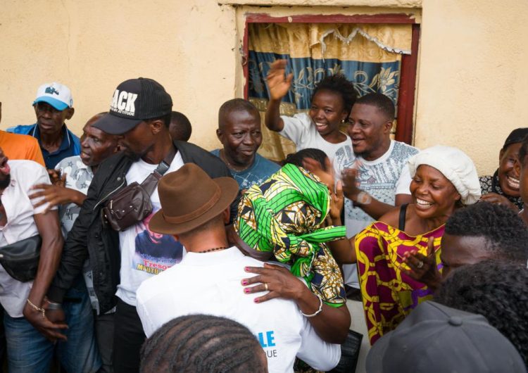 RDC : Moïse Katumbi visite maman Mayamba ( la mère de la star Tresor Mputu ) à ndjili !