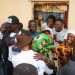 RDC : Moïse Katumbi visite maman Mayamba ( la mère de la star Tresor Mputu ) à ndjili !