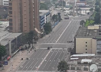 Sit-in de l’opposition devant la CENI : seuls les élèves et travailleurs munis d’un document y ont accès sur le boulevard du 30 juin !