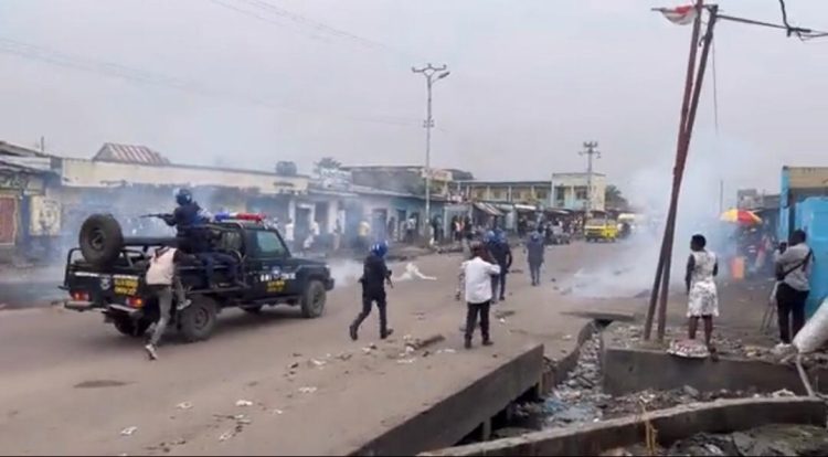 Kinshasa – Marche de l’opposition : La police use des gaz pour disperser les militants