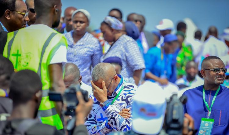 3ème congrès eucharistique de la RDC : Monseigneur Fulgence Muteba Encense Moïse Katumbi devant Jacques Kyabula !