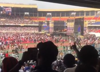 Concert de Ferré Gola : le stade est rempli à 95%, mais il y a encore un vide derrière le podium ( Situation 15h)!