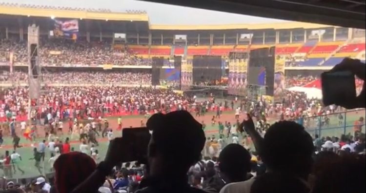 Concert de Ferré Gola : le stade est rempli à 95%, mais il y a encore un vide derrière le podium ( Situation  15h)!