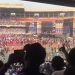 Concert de Ferré Gola : le stade est rempli à 95%, mais il y a encore un vide derrière le podium ( Situation  15h)!