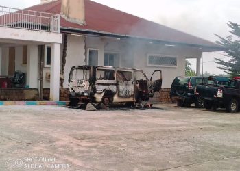 Kasaï central: tension à l’Assemblée provincial, un bus incendié, pneus brûlés, députés provinciaux en débandade