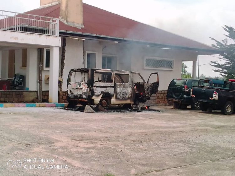 Kasaï central: tension à l’Assemblée provincial, un bus incendié, pneus brûlés, députés provinciaux en débandade