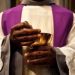 Cameroun : un prêtre surpris en plein ébat sexuel avec une femme dont il a célébré le mariage !