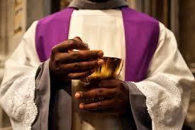 Cameroun : un prêtre surpris en plein ébat sexuel avec une femme dont il a célébré le mariage !