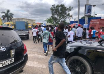 Concert Ferré Gola : Une marée humaine devant les portes du stade des Martyrs