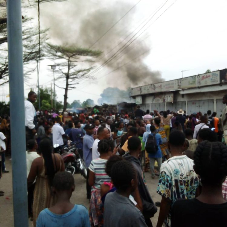 Incendie à Ngaliema : En colère,La population a caillassé un camion anti-incendie venu en retard !
