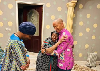 Lubumbashi : Moïse Katumbi rend visite à la mère de Salomon Kalonda après la perquisition de sa résidence !