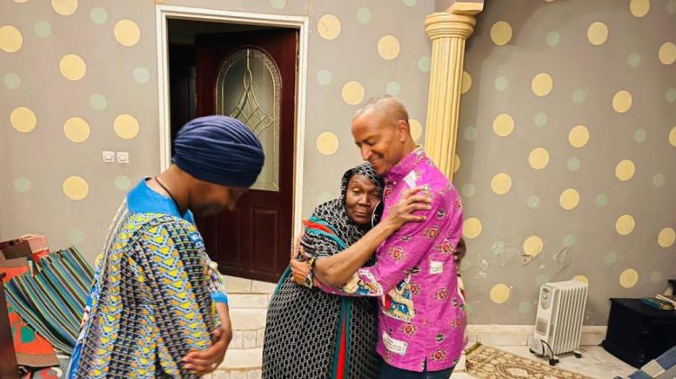 Lubumbashi : Moïse Katumbi rend visite à la mère de Salomon Kalonda après la perquisition de sa résidence !