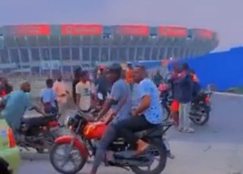 Concert Ferré Gola : Une marée humaine devant les portes du stade des Martyrs