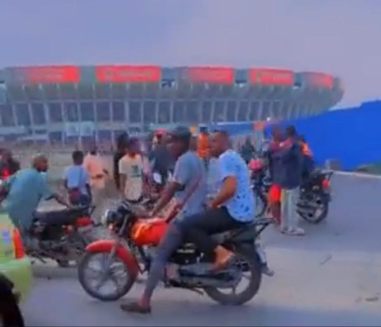 Concert Ferré Gola : Une marée humaine devant les portes du stade des Martyrs