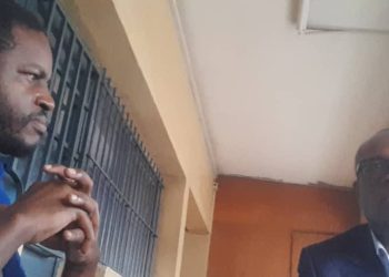 RDC – Justice | Delly Sesanga rend visite à Len’s Omelonga détenu à la prison centrale de Makala !