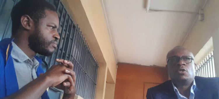 RDC – Justice | Delly Sesanga rend visite à Len’s Omelonga détenu à la prison centrale de Makala !