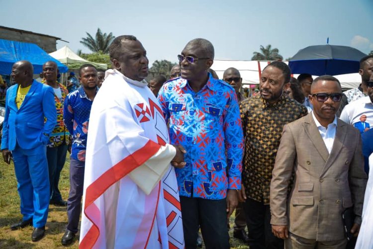 Mbandaka/catholique | Dans le but de faciliter l’évangélisation, Pascal Nkanga secrétaire général de l’AREP de Me Guy Loando dote 3 Motos DT 125 aux lauréats devenus diacres !