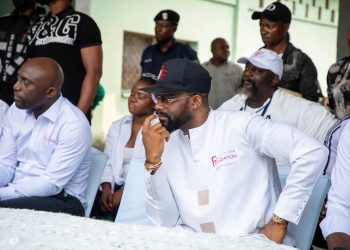 RDC | Fally Ipupa promet de construire des classes pour la maternelle de l’école Saint Jean Baptiste de Bandal !