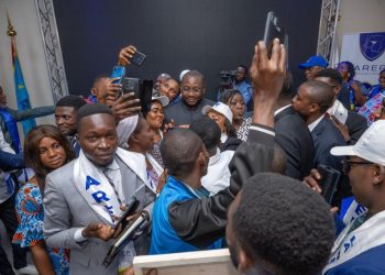 RDC | Face à la jeunesse du parti politique AREP, le ministre d’État Guy Loando Mboyo prêche l’importance de cultiver un état d’esprit dynamique et créatif pour façonner un avenir meilleur au Congo !